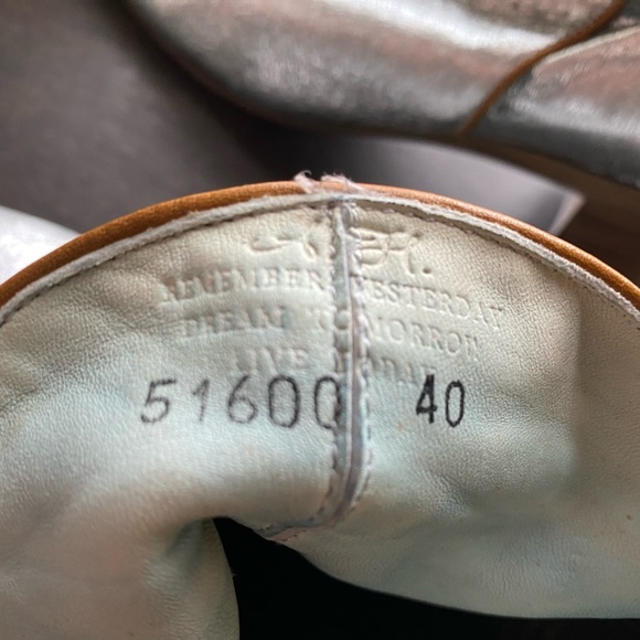 The coolest boots ! A silvery light blue textured goat leather with tan piping. - Picture 5 of 7